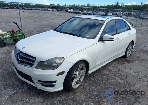 2014 Mercedes-Benz C 250 Sport z USA, uszkodzony, nr VIN WDDGF4HB7EG255937